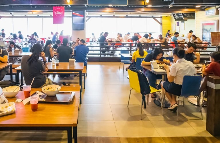 People,Eating,And,Drinking,In,Food,Court,At,Terminal,21