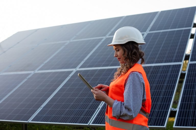 Female,Engineer,Is,Working,With,Tablet,At,Solar,Station