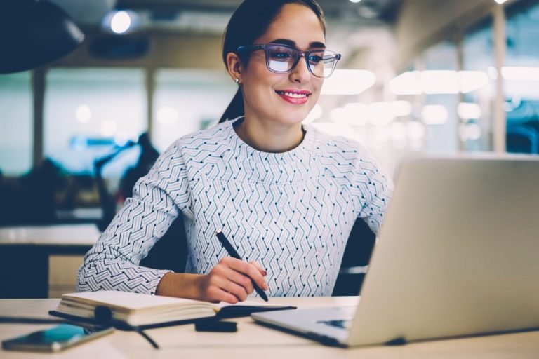 Smart,Young,Woman,Satisfied,With,Learning,Language,During,Online,Courses