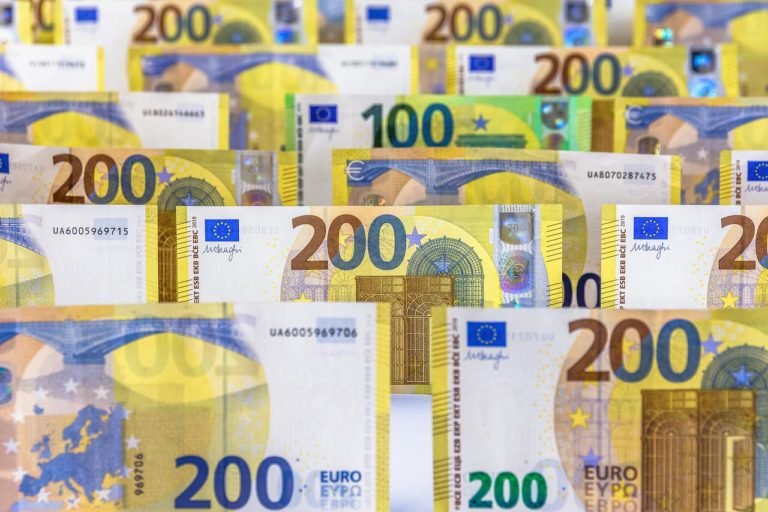 banknotes-gd8326997c_1280