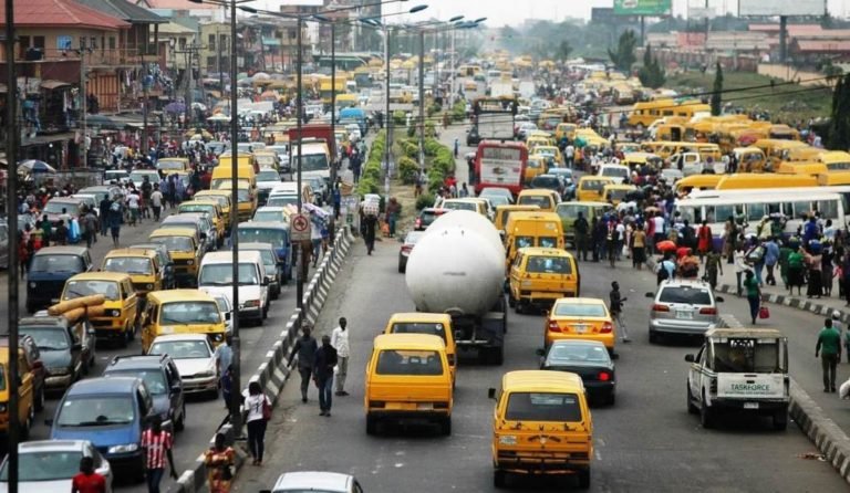 Autos usados de Europa, viejos y contaminantes, reciben una segunda vida en África