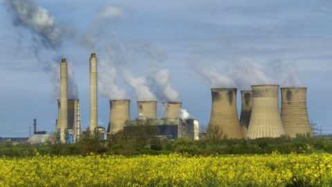 Reino Unido ha encendido una central eléctrica de carbón por primera vez en semanas, pero no porque los paneles solares no puedan soportar el calor, como se piensa.