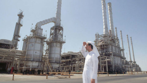 Arabia Saudita reduce su producción de petróleo para agosto.
