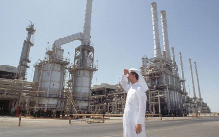 Arabia Saudita reduce su producción de petróleo para agosto.