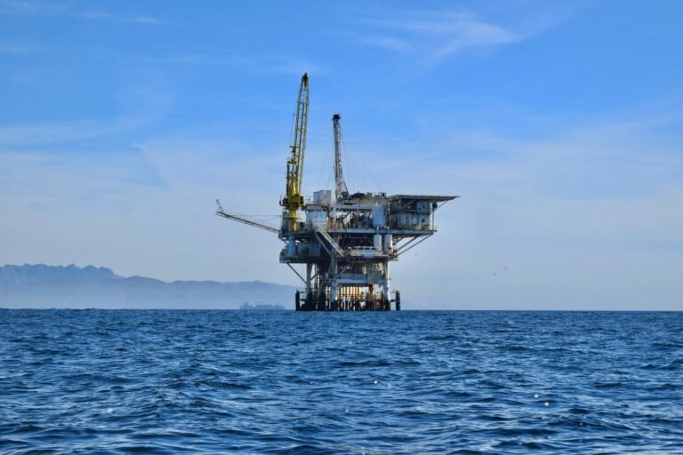 Bancos rehuyen el financiamiento a energías fósiles, mientras crece crédito extrabancario.