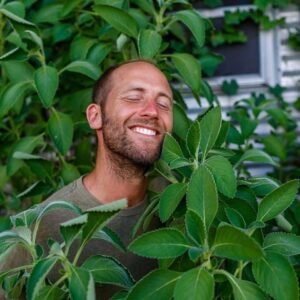 Robin Greenfield tiene cultivadas más de 100 plantas de boldo para usarlo como papel higiénico sostenible.