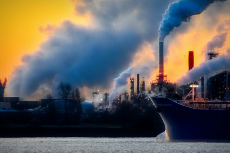 TotalEnergie enfrenta querella en Francia por contaminación