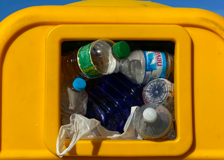 En España, sólo el 36 por ciento de las botellas de plástico de bebidas se separan para su reciclaje.